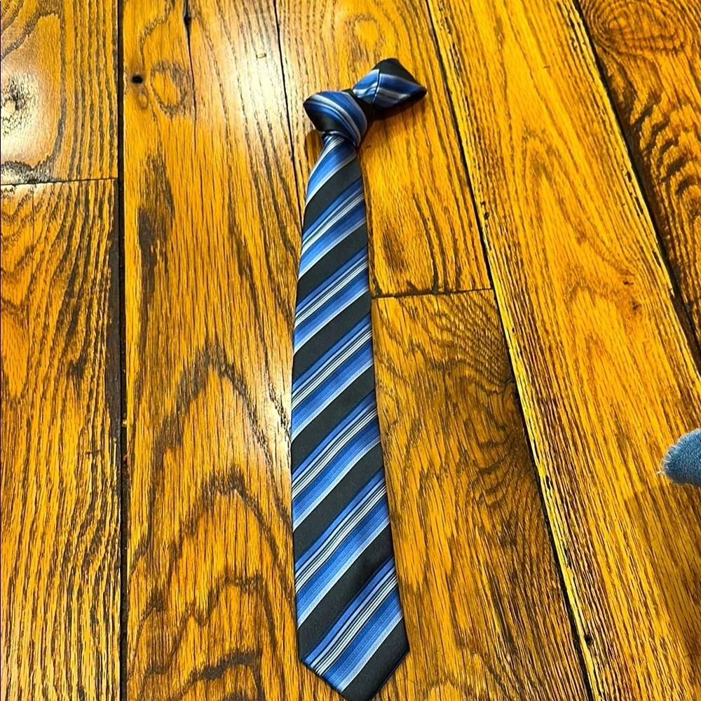 DOCKERS YOUTH BLUE STRIPED NECKTIE AND JEFFERIES BLACK SOCKS (SHOE SIZE 6-9)